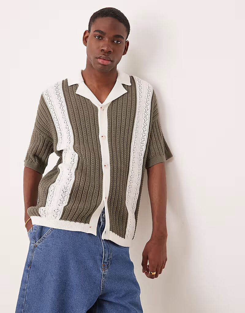 

ASOS DESIGN свободный трикотажный поло с воротом Revere и пуговицами, связанный крючком, в оттенках зеленого шалфея и экрю