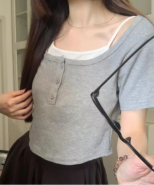 

Футболка с короткими рукавами и воротником-стойкой, многослойная, ребристая SHEENA, серый