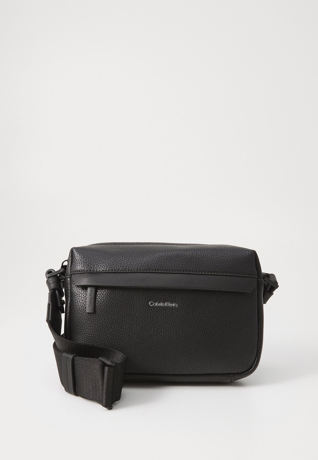 

Сумка через плечо MUST CAMERA BAG Calvin Klein, черный