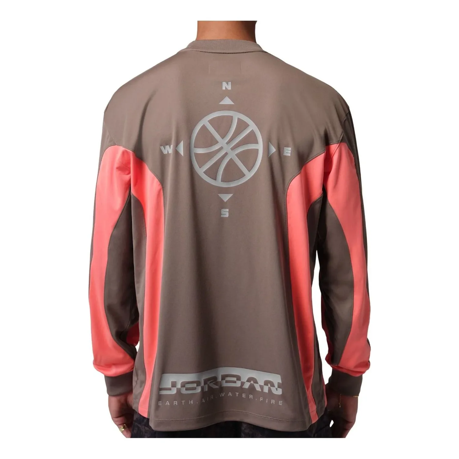 Футболка Air Jordan Brooklyn Hike Mike Graphic Jersey 'Olive Grey Light Wild Mango', коричневый — фото 2