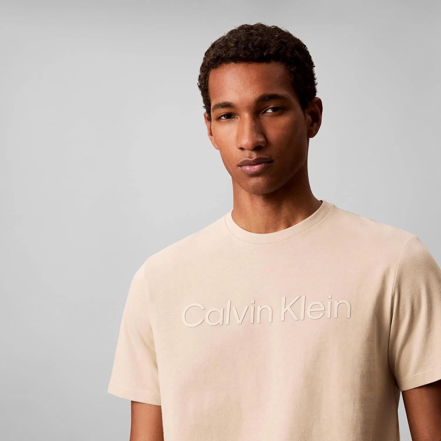 Мужская футболка Calvin Klein свободного кроя с круглым вырезом и логотипом CK — фото 4