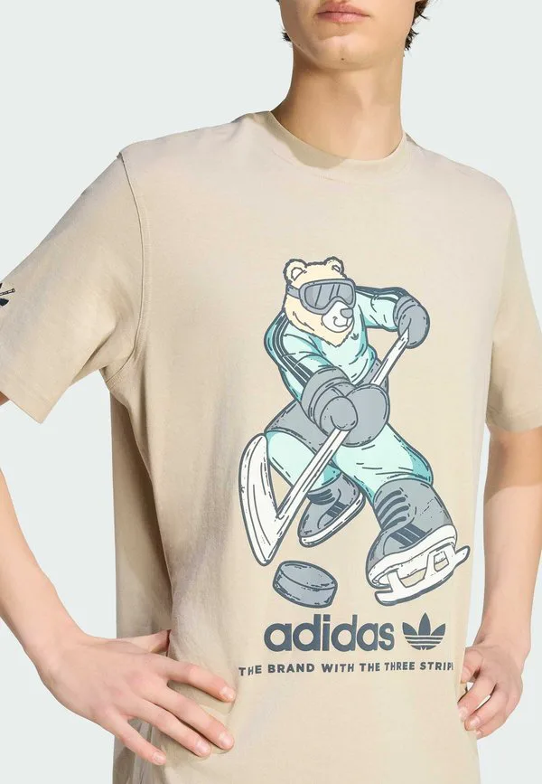 Футболка с графическим принтом хоккейного медведя Adidas Originals, Beige — фото 3