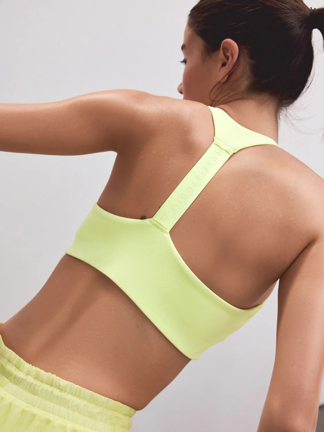 Спортивный бюстгальтер Next Bralette светло-желтого цвета — фото 3
