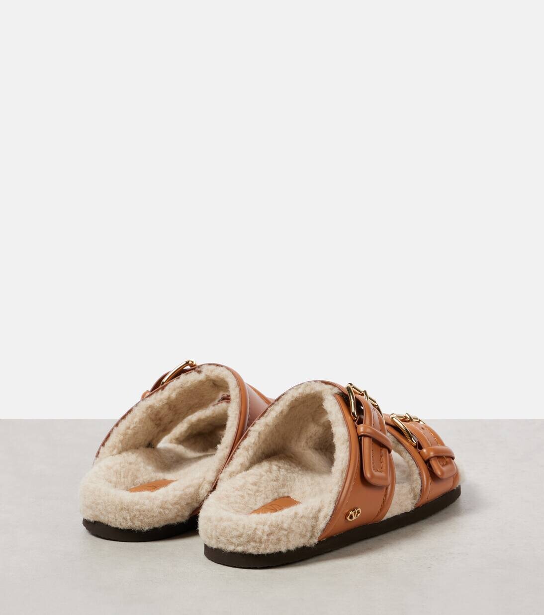 Сандалии из кожи с подкладкой из овчины Fussfriend Valentino Garavani, цвет almond beige/naturale — фото 3