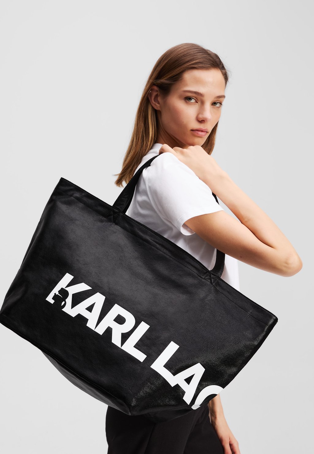 

Сумка-тоут ESSENTIAL COATED KARL LAGERFELD, черный