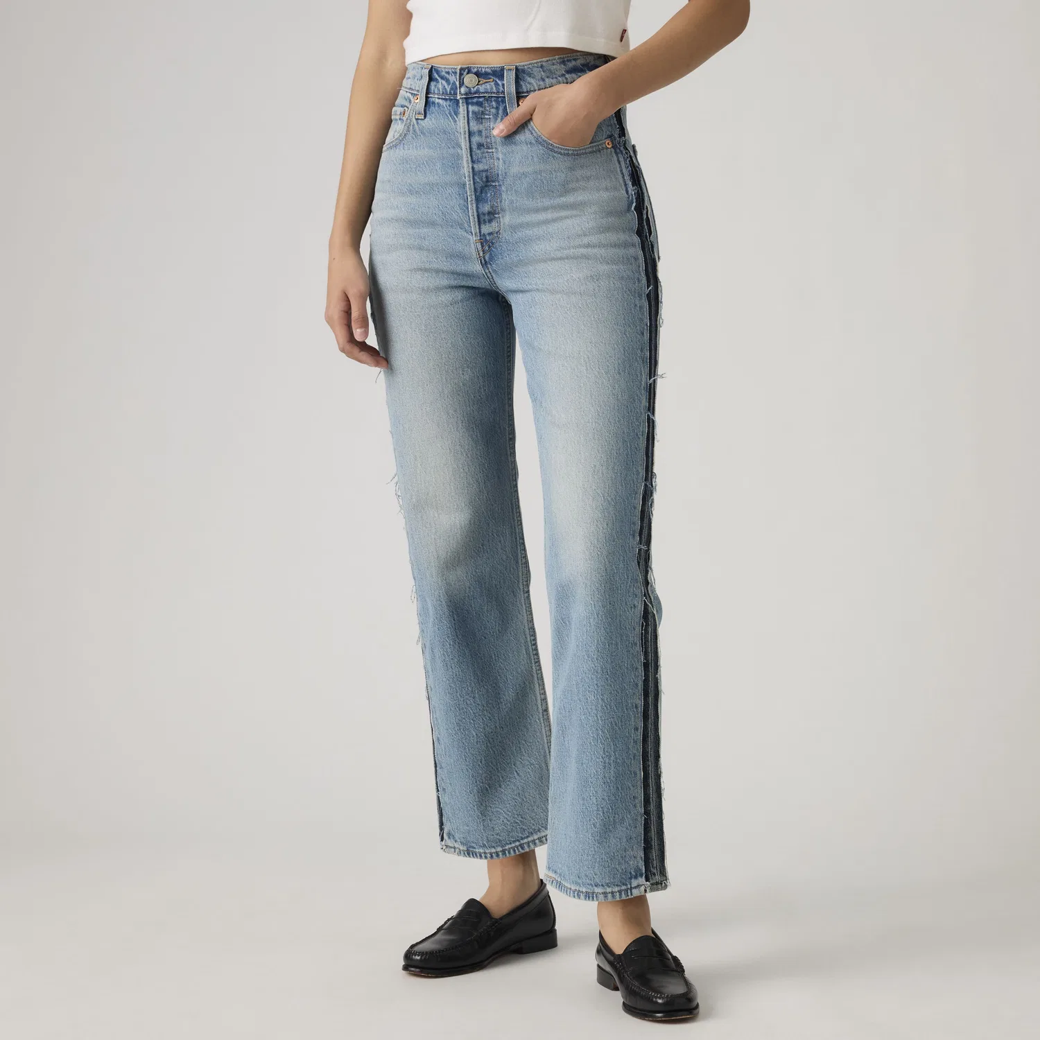 Женские джинсы с рваными элементами и укороченной талией Levi's, Medium Wash — фото 2