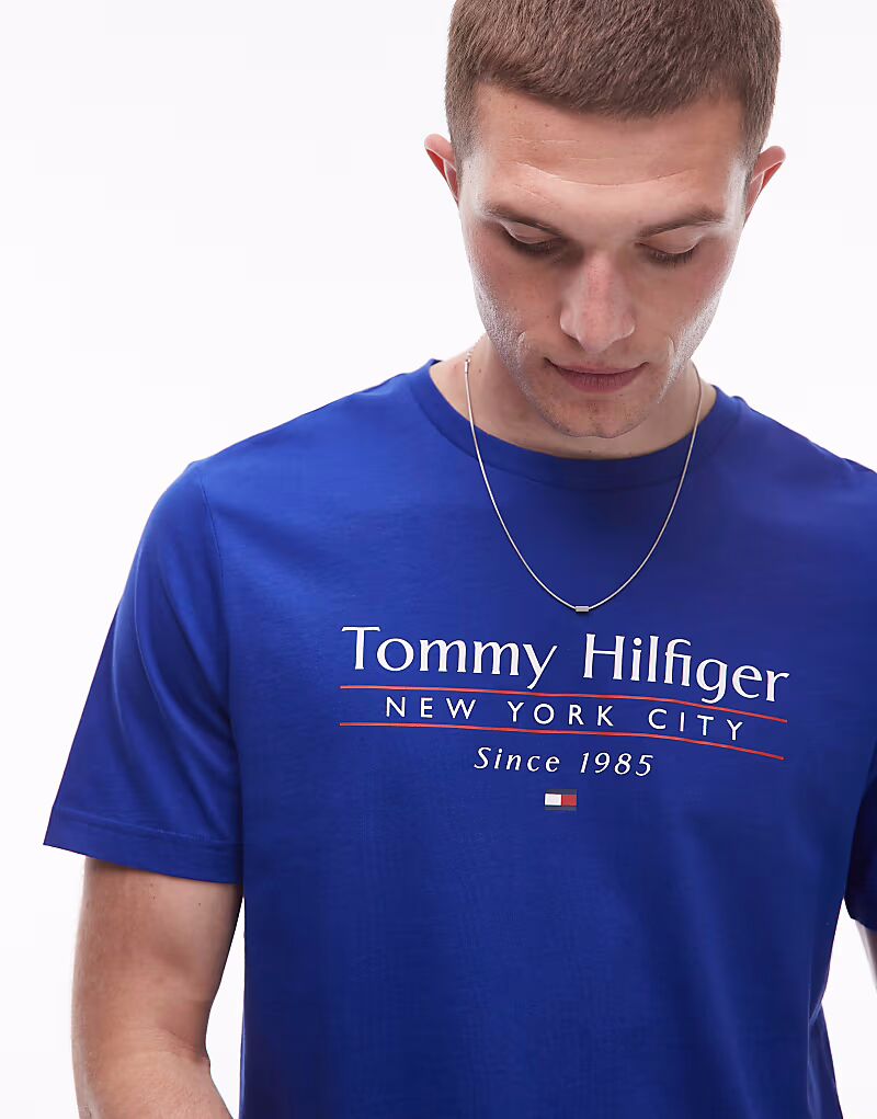 

Футболка Tommy Hilfiger с линейным логотипом в центре стека ярко-синего цвета