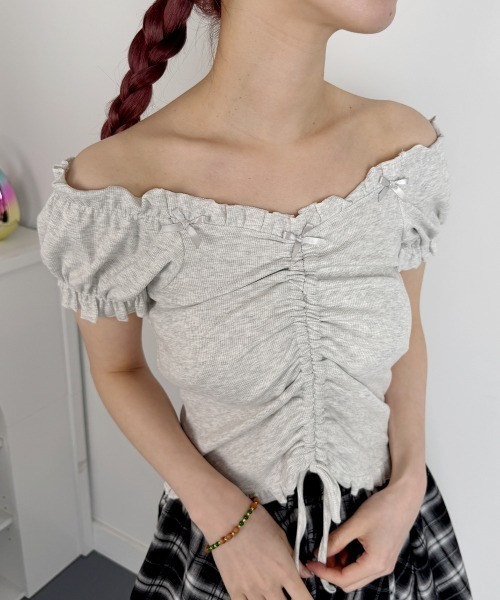 

Футболка с ребристой присборенной отделкой и открытыми плечами NANAHACHI, серый