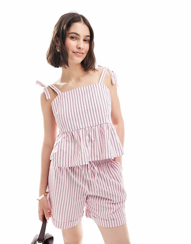 

Топ с завязками на плечах, баской и подолом в розово-белую полоску Pieces