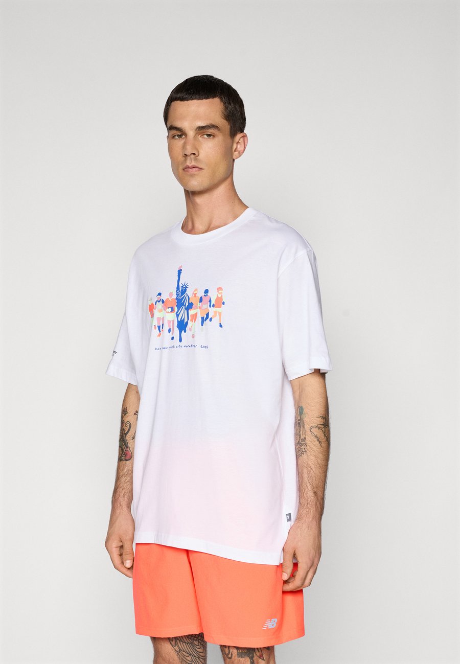 

Футболка New Balance NYC MARATHON GRAPHIC LADY LIBERTY, White