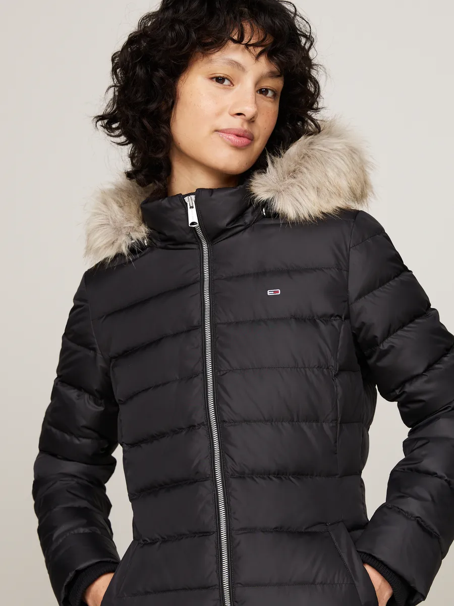 

Стеганое пальто Tommy Jeans "TJW ESSENTIAL HOODED DOWN COAT", с искусственным мехом, вышивкой логотипа, черный