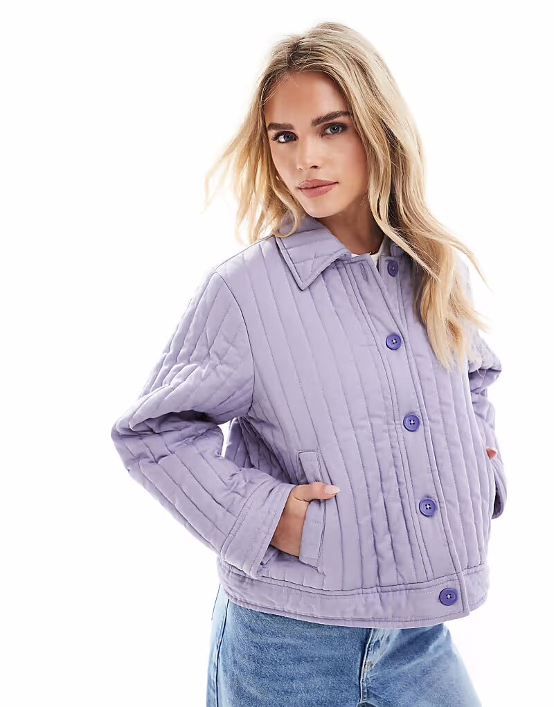 

Стеганая куртка ASOS DESIGN Petite сиреневого цвета с эффектом потертости ASOS Petite