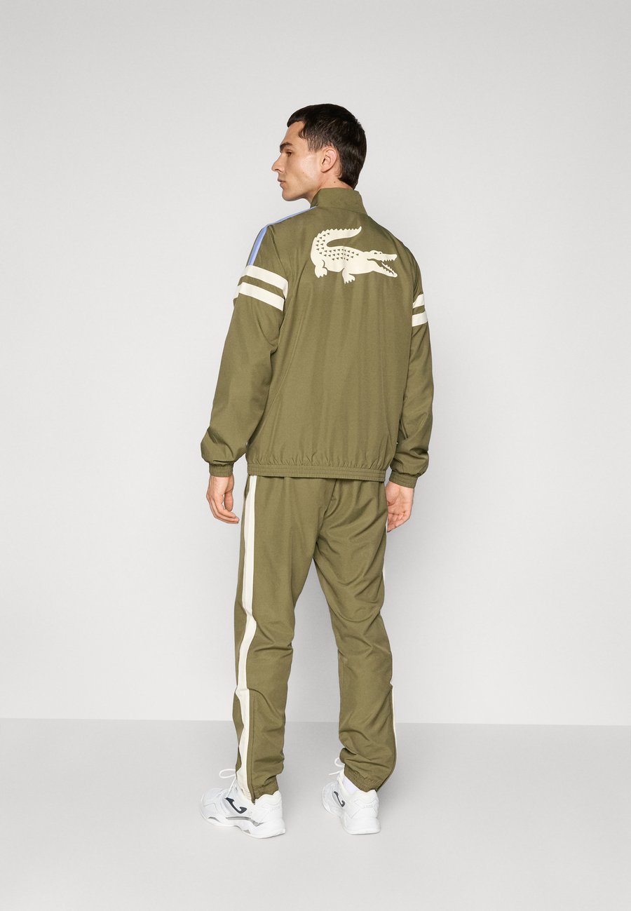 Спортивный костюм Lacoste Sport TENNIS TRACKSUIT SET, Olive/Lapland/Delphinium/Olive — фото 3