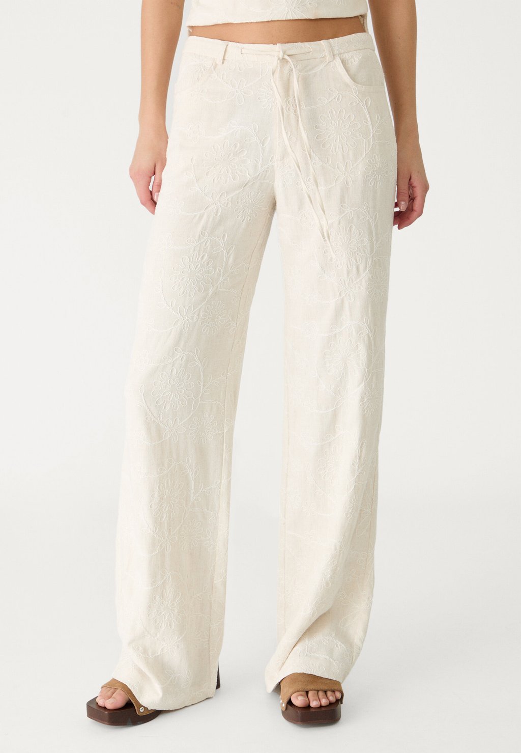 

Брюки EMBROIDERED Stradivarius, цвет Stone