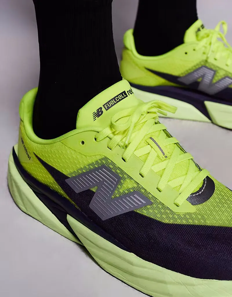 Мужские беговые кроссовки New Balance Fuelcell Rebel v5 неоново-зеленого и черного цвета — фото 4