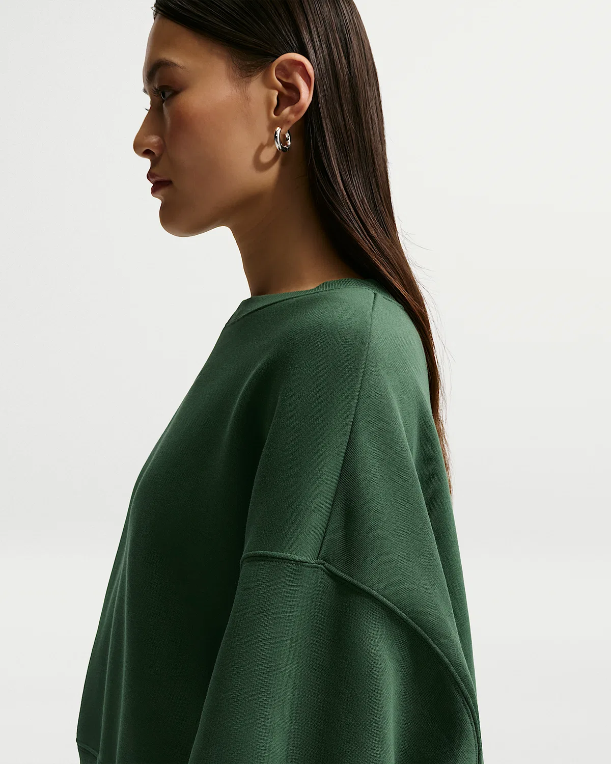 Женский оверсайз-свитшот с круглым вырезом Nike Sportswear Phoenix Fleece, Fir/Sail — фото 2