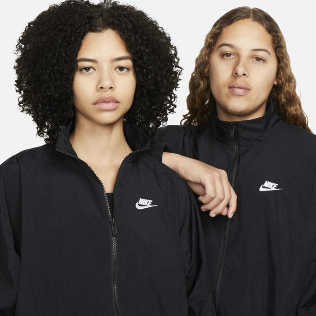 Женская куртка Nike Sportswear Essential Windrunner, черная, тканая, с молнией по всей длине, JAX122 Nike, черный — фото 3