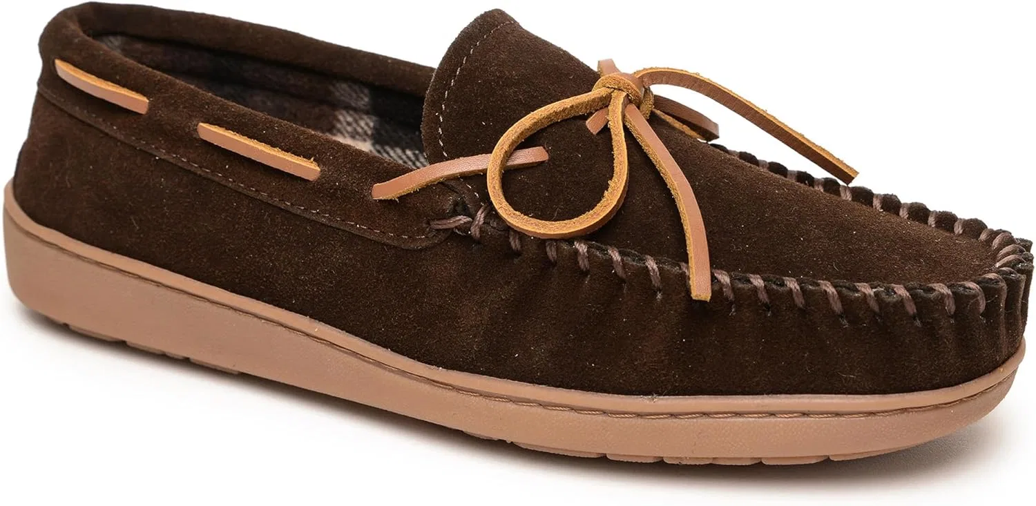 Мужские мокасины Minnetonka с клетчатой ​​подкладкой и жесткой подошвой. Верх из замши, резиновая подошва, мягкая внутренняя отделка, флисовая подкладка, кожаные шнурки и традиционный дизайн мокасин, Chocolate
