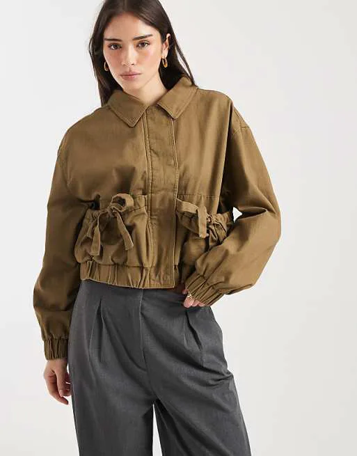 

Хлопковая куртка на молнии с бантом цвета хаки Miss Selfridge