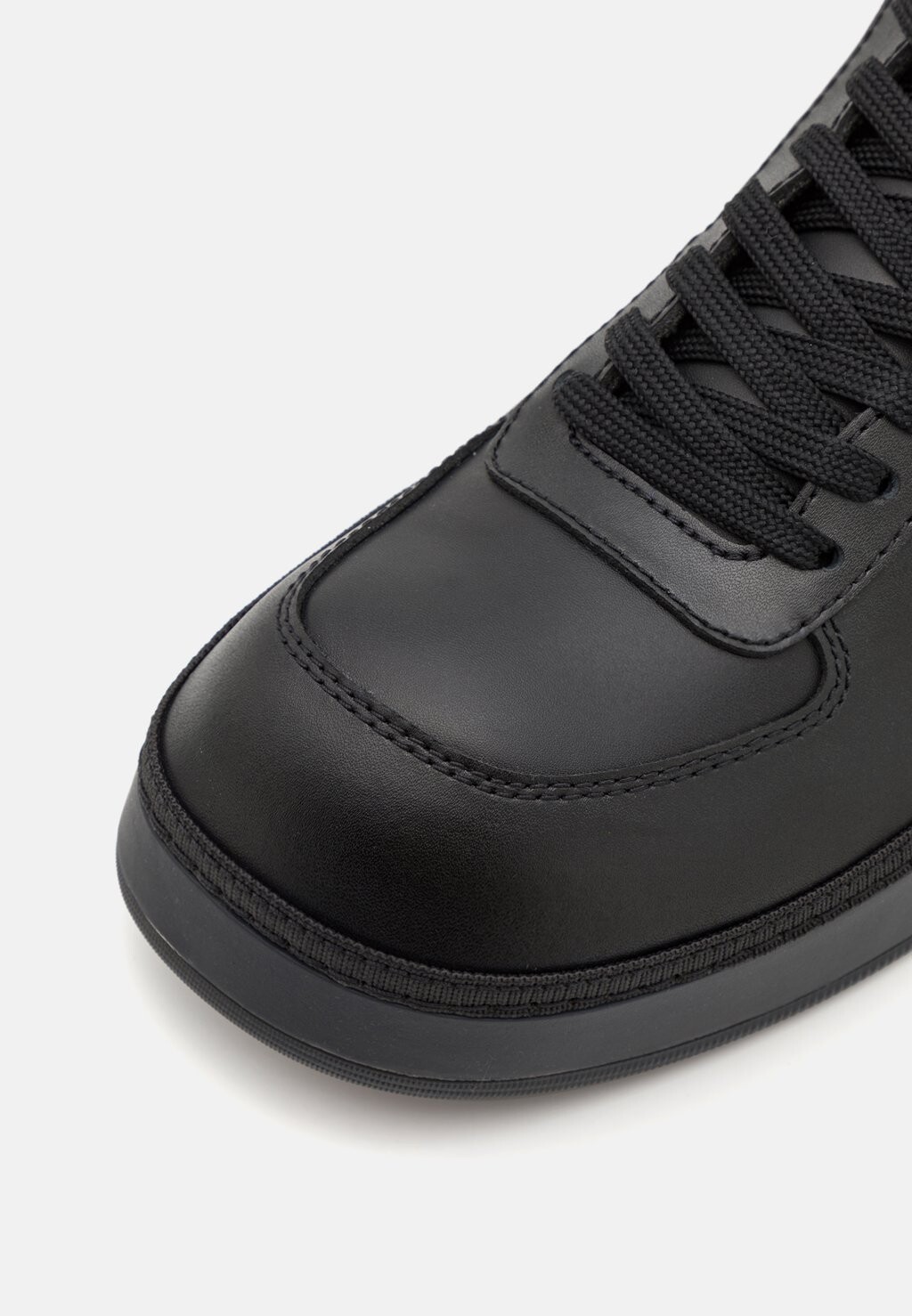 

Кроссовки на шнуровке Emporio Armani, черный