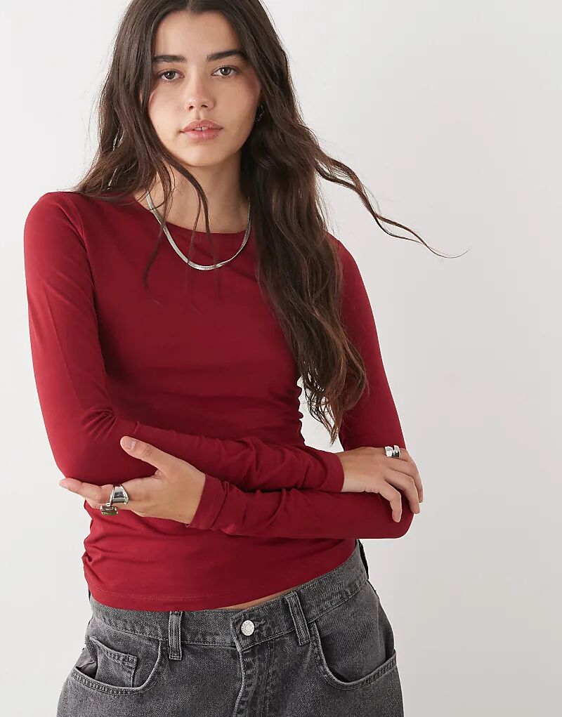 

Лонгслив Weekday облегающего кроя с длинными рукавами цвета бордо