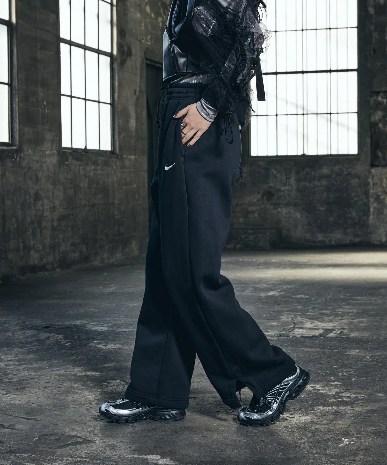 Штаны женские Nike Sportswear Phoenix Fleece с высокой посадкой, широкие, черные — фото 2