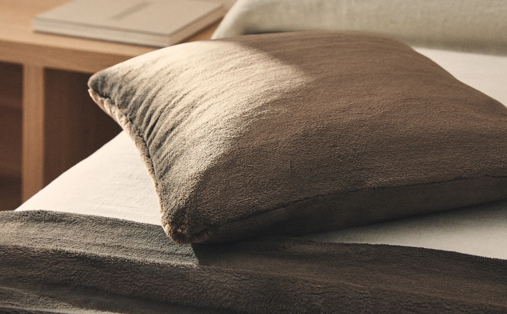 

Однотонный чехол на подушку из искусственного меха Zara Home, тауп-коричневый