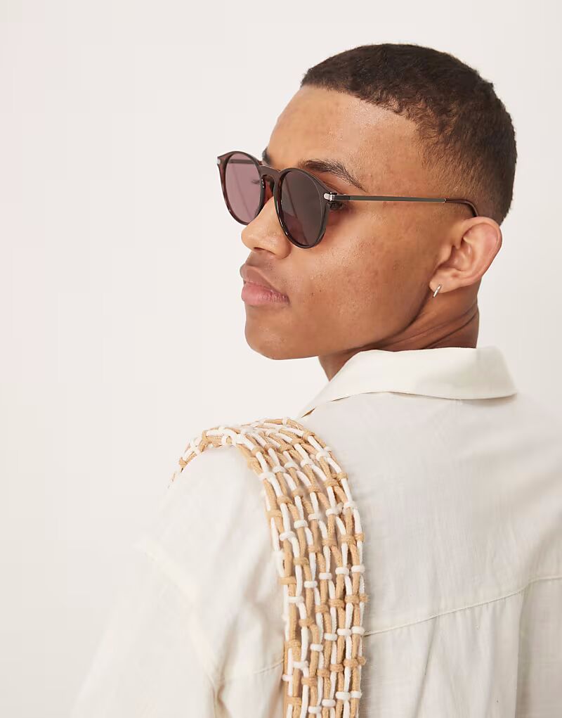

Круглые солнцезащитные очки ASOS DESIGN с бордовыми линзами и темно-коричневой оправой