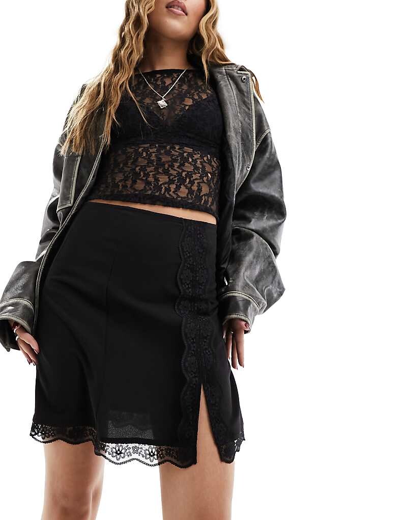 

Monki – Мини-юбка черного цвета с разрезом до бедра и кружевной отделкой