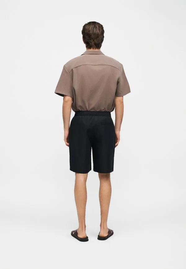 Наденьте классические брюки или шорты Calvin Klein, Black — фото 4