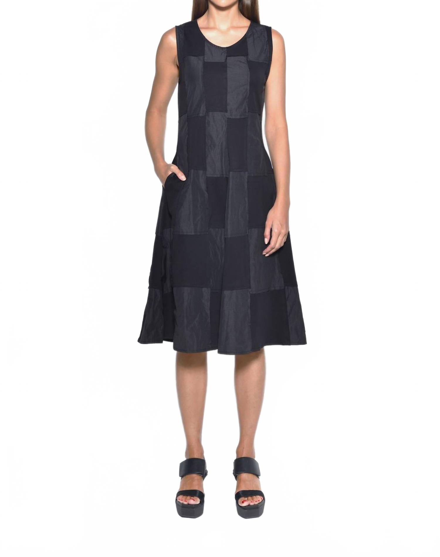 

Черное платье без рукавов с шахматным принтом Simply Mila