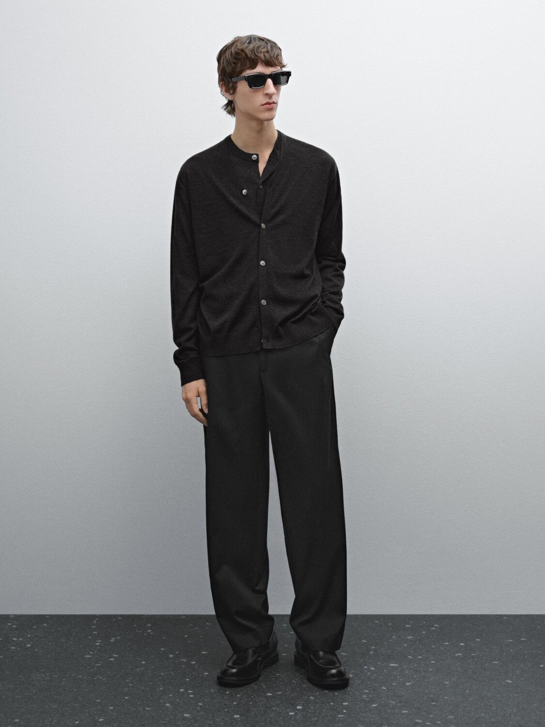 

Кардиган из мериносовой шерсти с V-образным вырезом Massimo Dutti, черный