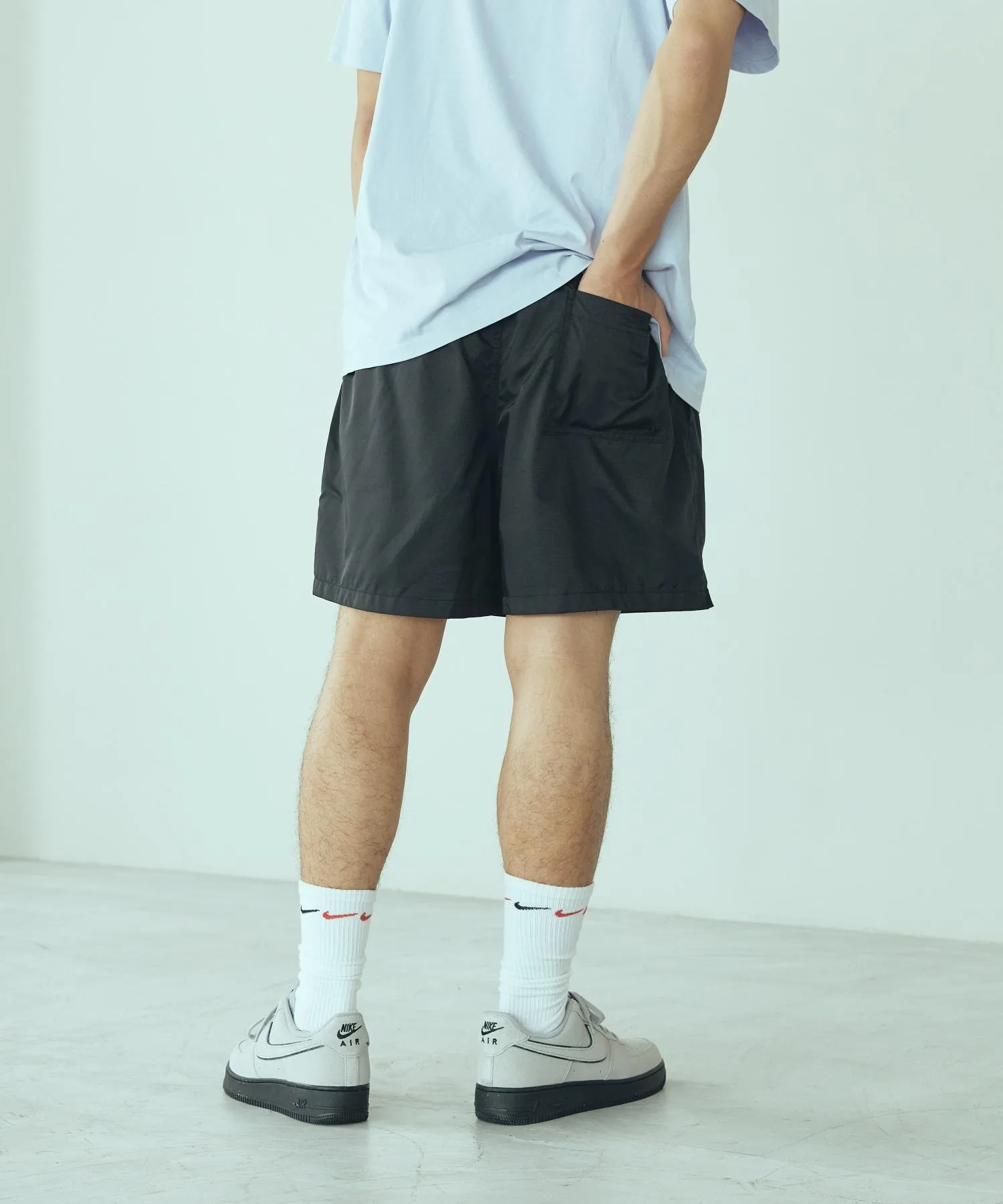Мужские шорты Nike Club Woven Flow с сеткой и вышивкой FN3308-010 черные — фото 4