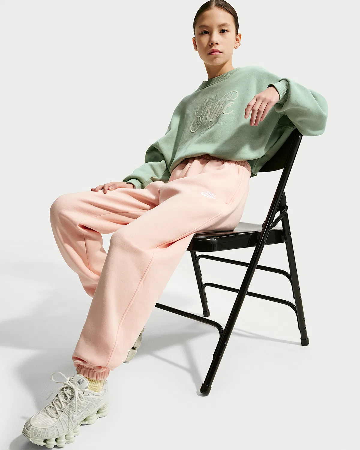 Детские свободные штаны Nike Sportswear Club Fleece, Arctic Orange/Arctic Orange/White — фото 4