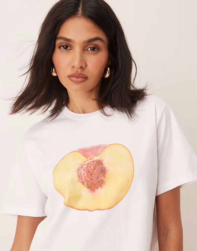 

Футболка ASOS DESIGN прямого кроя с изображением персика белого цвета
