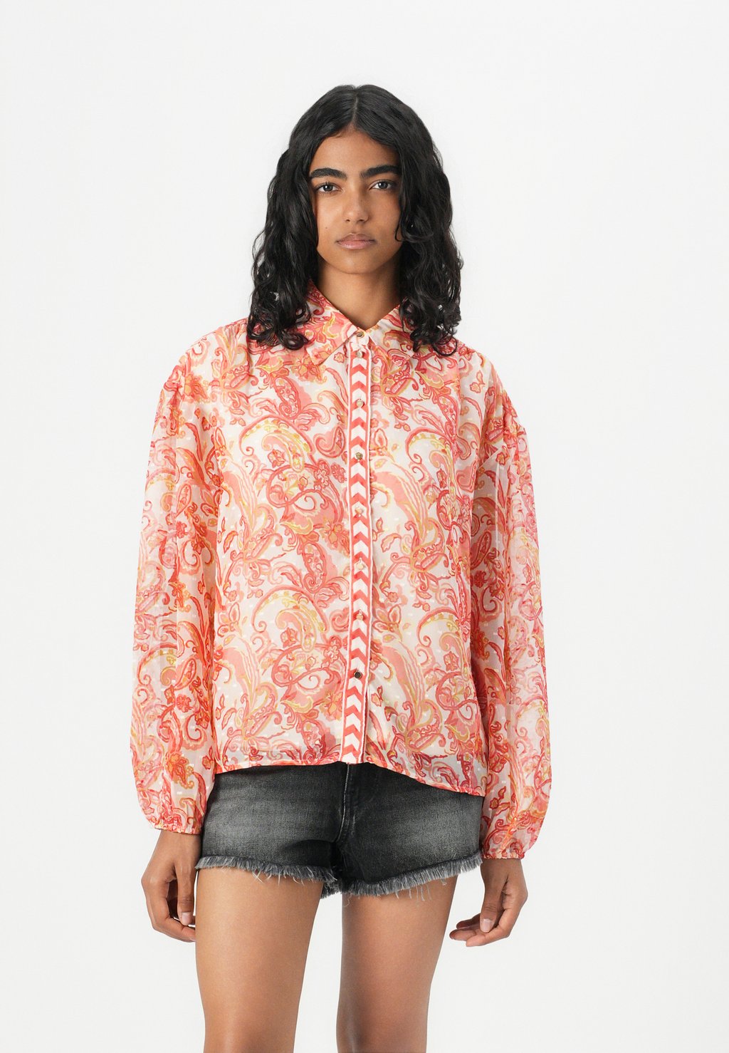 

Джинсовые шорты LOW Gina Tricot, цвет Offblack