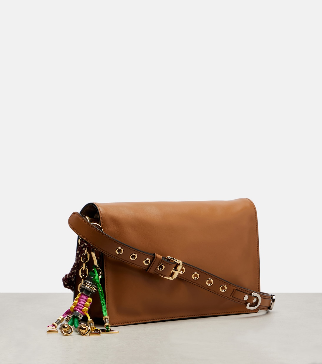Мягкий звук Маленькая кожаная сумка через плечо Prada, коричневый — фото 4