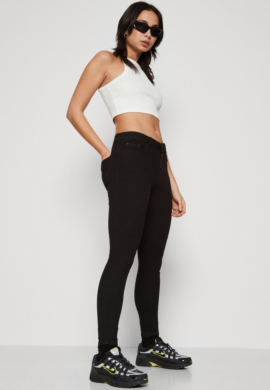 

Приталенный фасон Vmalia Vero Moda, черный