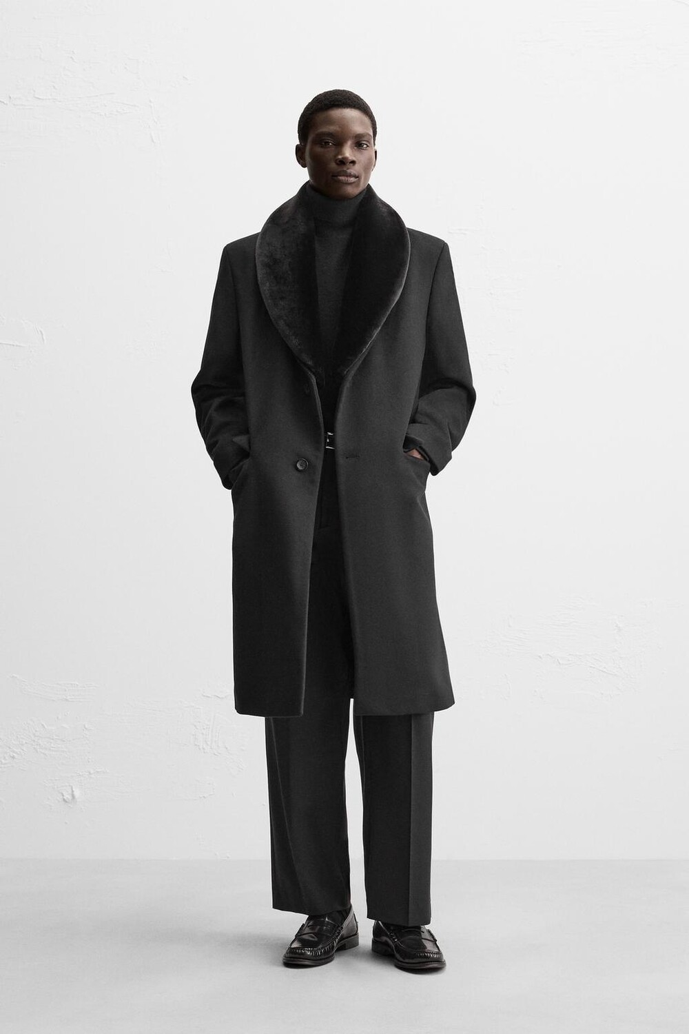 

Пальто с контрастным воротником ZARA, черный