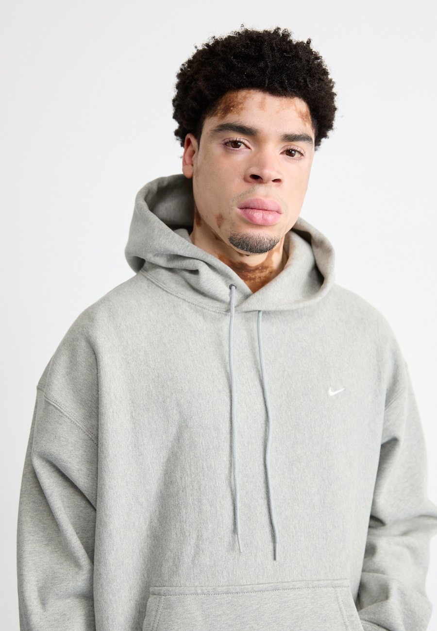 Толстовка Nike Sportswear SOLO HOODIE, Grey Heather/Smoke/Grey — фото 4