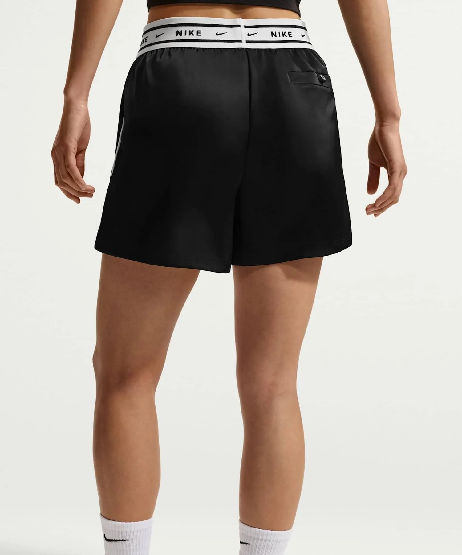 Женские атласные шорты Nike Sportswear Loose IH1329-010 чёрные — фото 4
