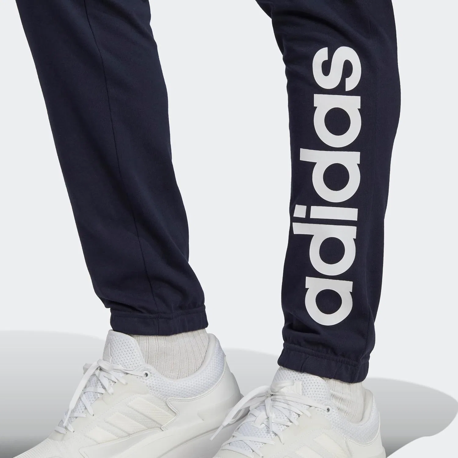 adidas - Спортивные брюки Essentials Single Jersey Tapered Elasticized Cuff Logo Pants для мужчин — фото 4
