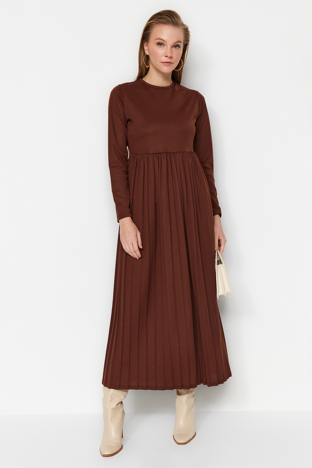 

Коричневое трикотажное платье с юбкой и плиссировкой Trendyol Modest, коричневый