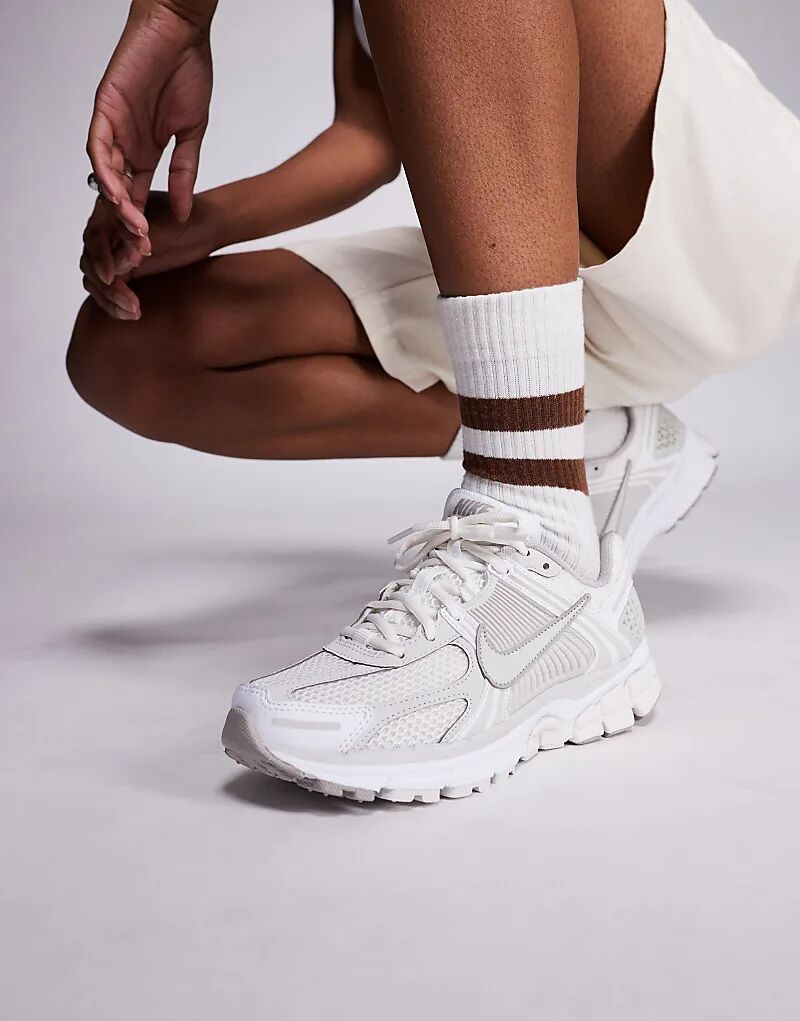 Кроссовки Nike Zoom Vomero 5 белого и бежевого цветов