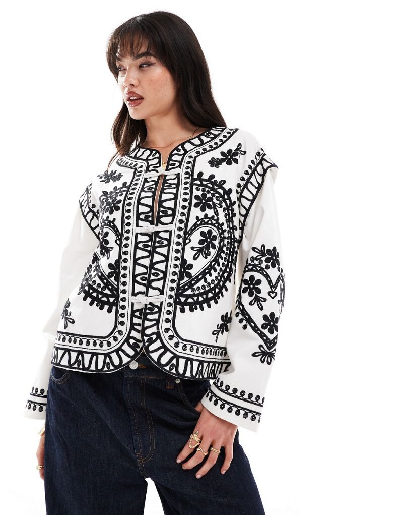 

Белая твиловая куртка с вышивкой ASOS DESIGN