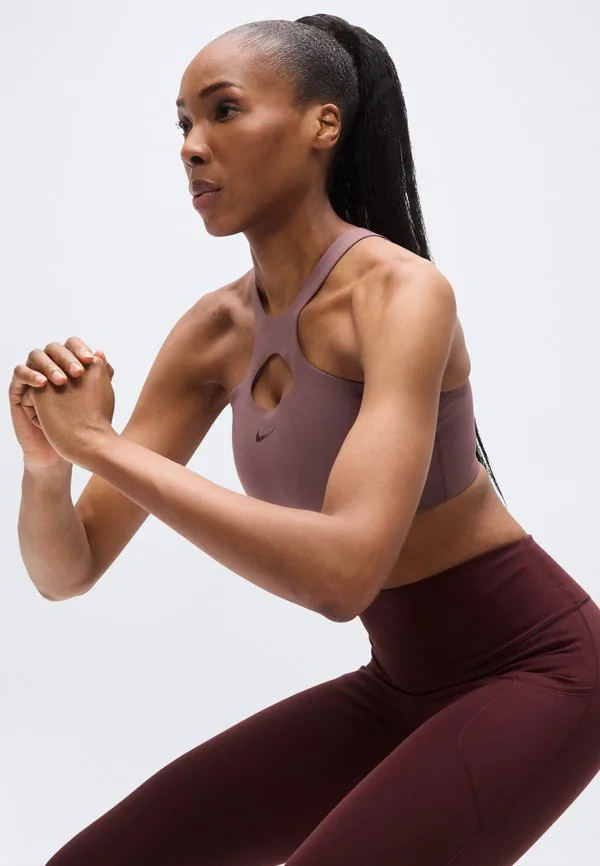 Спортивный бюстгальтер средней степени поддержки Nike Performance, Tattoo/Burgundy Crush — фото 4