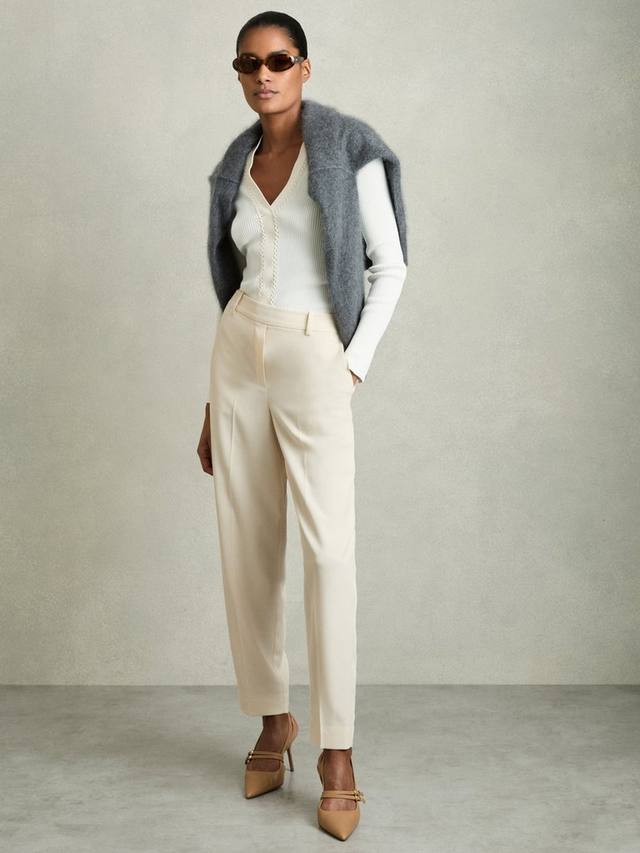 

Зауженные брюки евы Reiss, кремовый