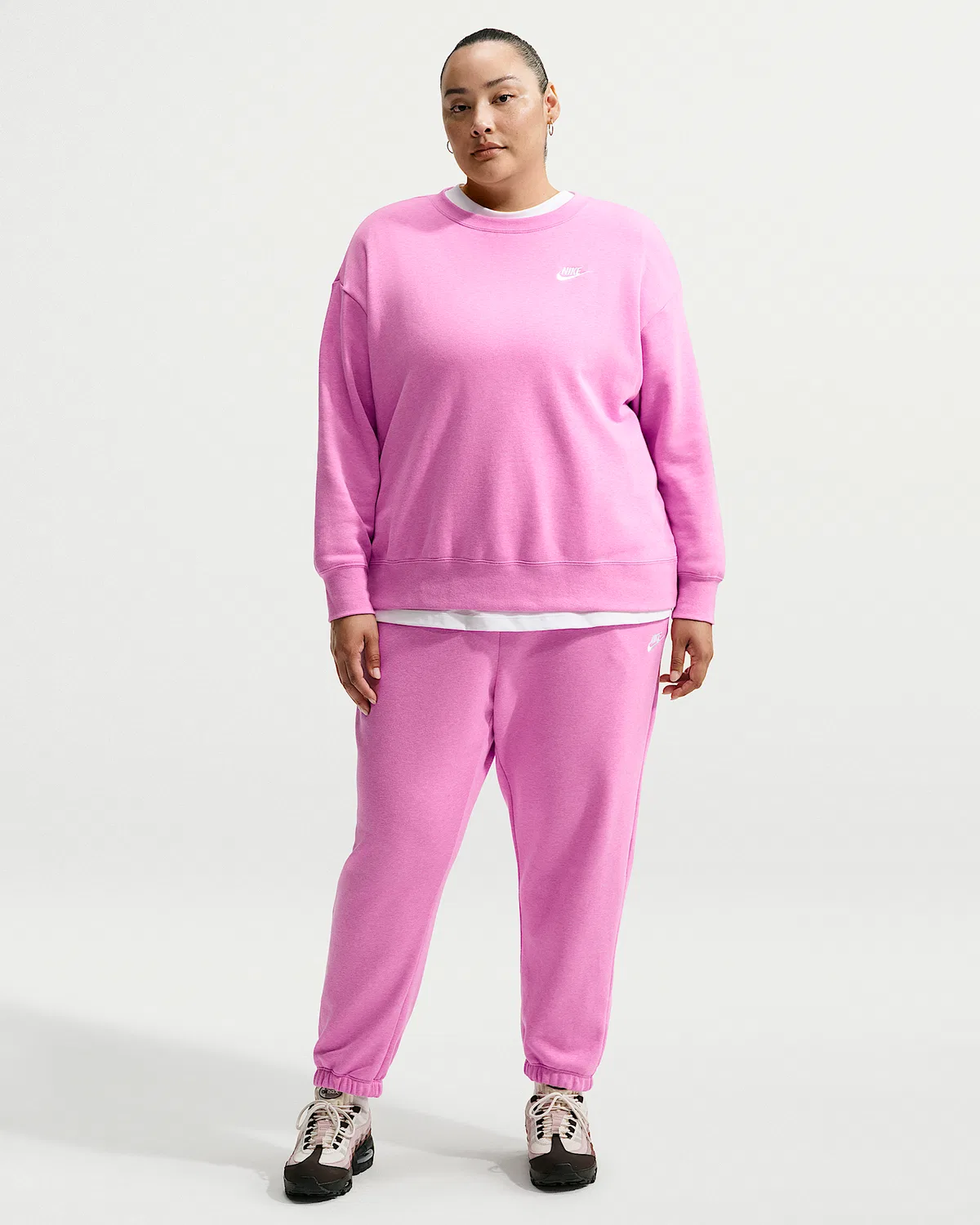 Женские спортивные штаны Nike Sportswear Club Fleece средней посадки оверсайз (Plus Size), Light Magenta/Heather/White