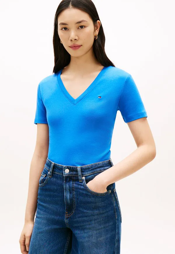 

Футболка с v-образным вырезом в рубчик, приталенного кроя, с принтом. Tommy Hilfiger, Blue Orbit, Синий, Футболка с v-образным вырезом в рубчик, приталенного кроя, с принтом. Tommy Hilfiger, Blue Orbit