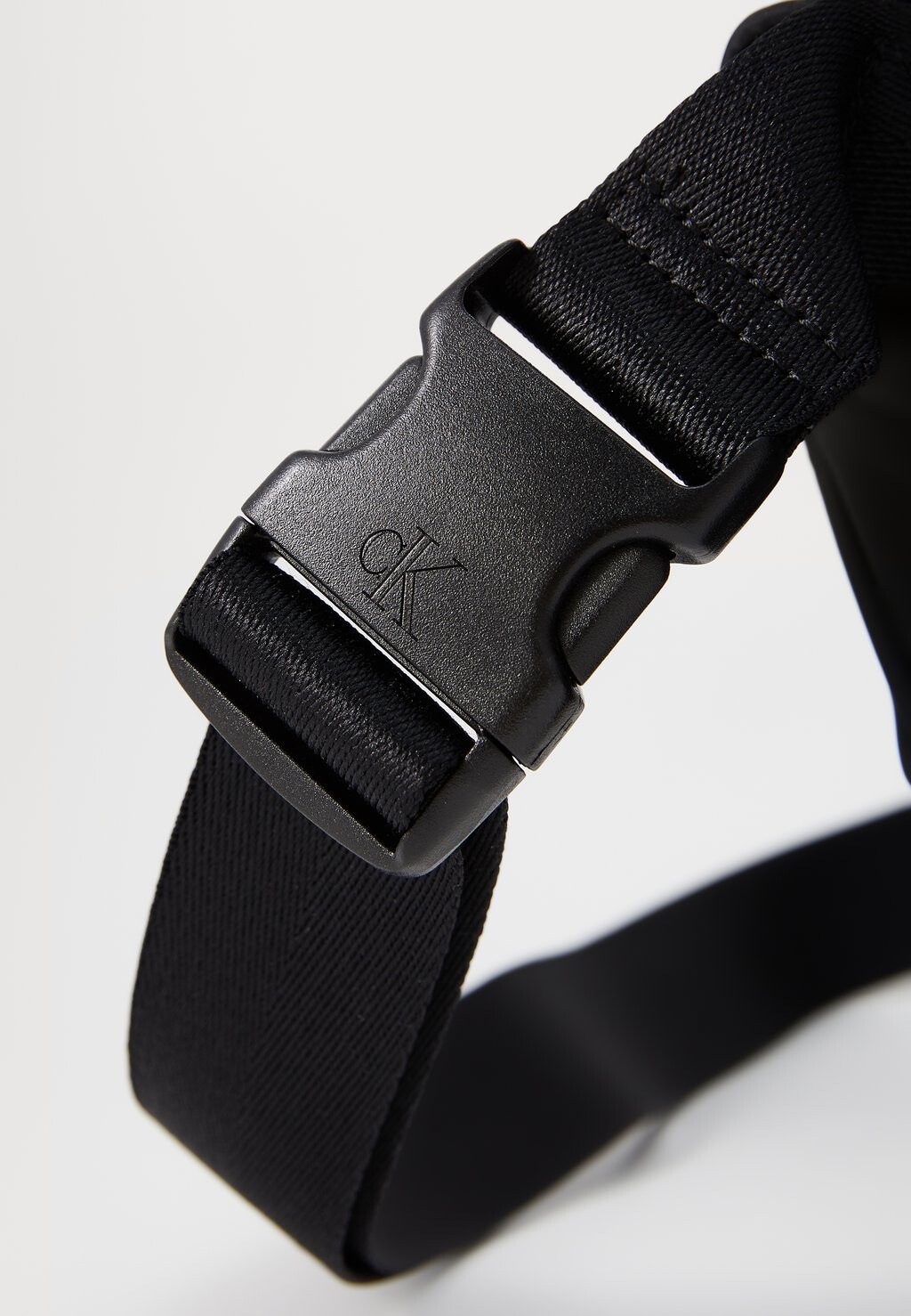 

Поясная сумка PACKABLE MESSENGER SLING UNISEX Calvin Klein Jeans, черный